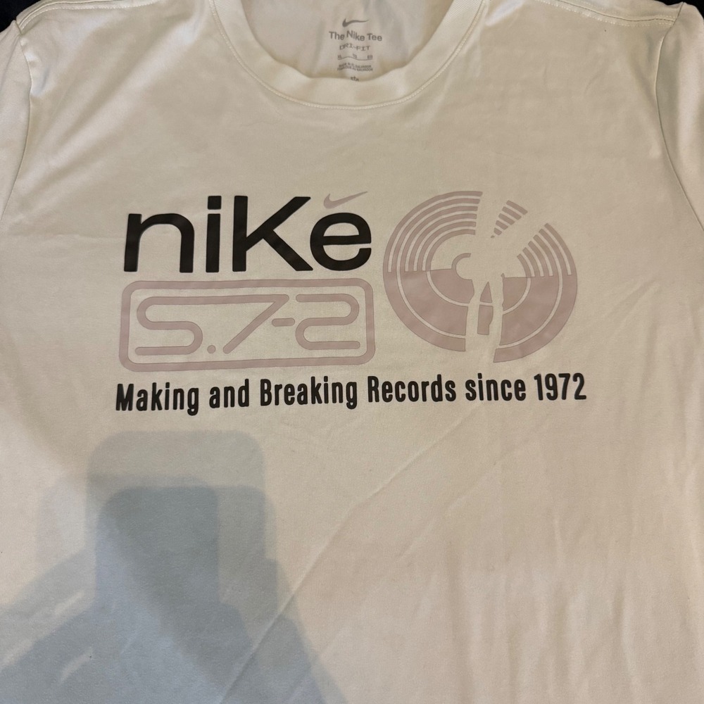 Nike Dri-FIT Mens XL White Graphic T-Shirt Making and Breaking Records 1972 - Picture 2 of 7